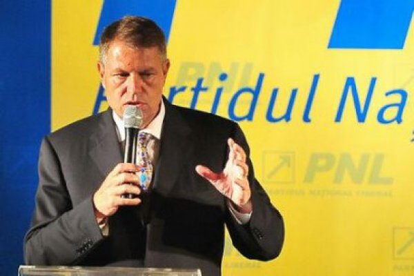 Iohannis: Prefecţii trebuie declaraţi politici sau desfiinţaţi